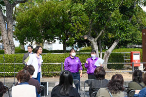 写真：レシピについて説明する学生
