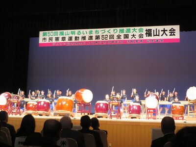 写真：小学生による太鼓の演奏