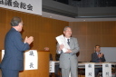 写真：記念品贈呈　前年度開催地花巻市