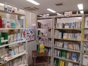 情報・交流コーナー書籍棚写真