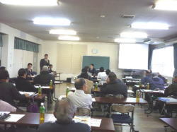 写真：中間報告会の様子1