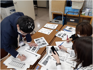写真：被害程度判定の様子1