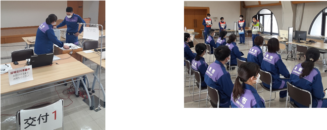 写真:交付係と講評の様子