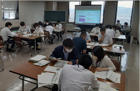 写真:本庁会場での机上訓練の様子