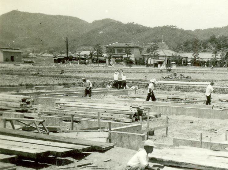 写真:建設中の真備町役場(2代目)と箭田
