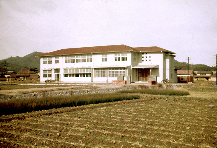 写真:完成した真備町役場(2代目) 昭和29年12月ごろ