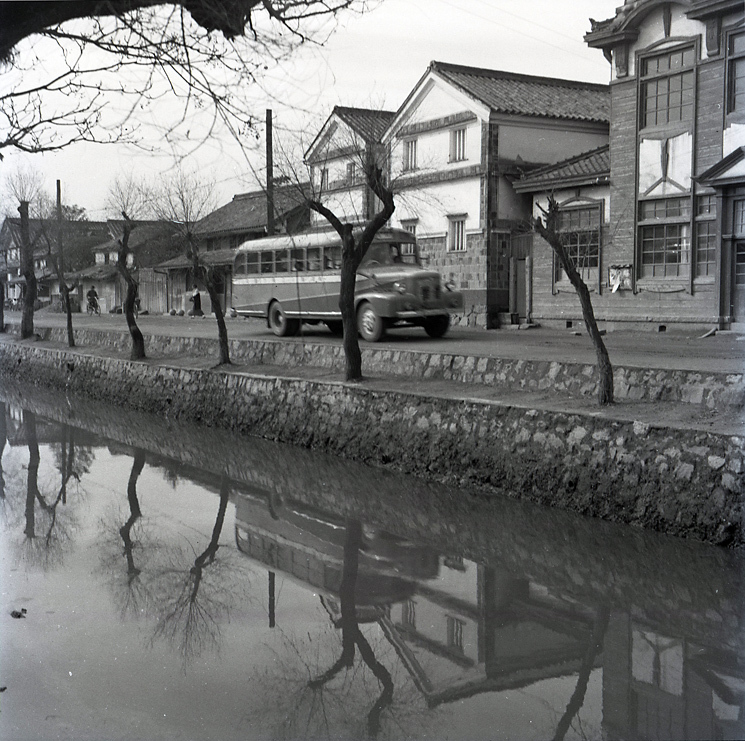 写真:倉敷美観地区(現・倉敷館付近)を走るバス