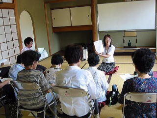 写真：講師の話をみんなで聞きます