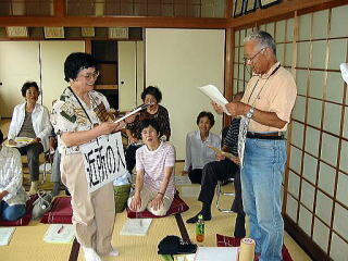 写真：受講者が参加したロールプレイングによって学習します