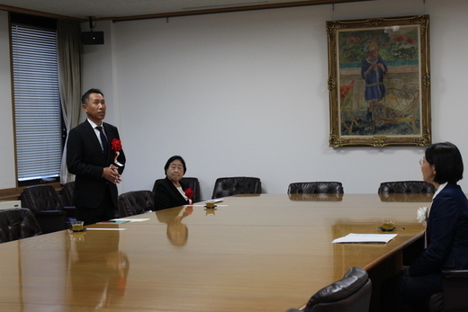 写真:話を聞く市長