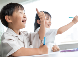 写真：お子様たちがぬりえを描くシーン