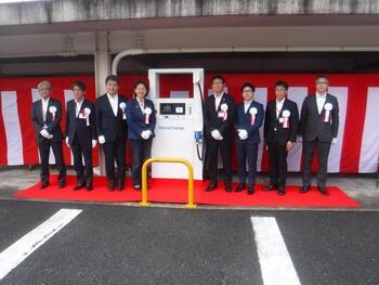 写真：急速充電器と関係者