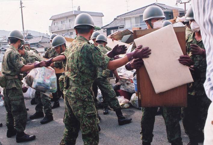 写真：自衛隊による災害ごみの撤去作業