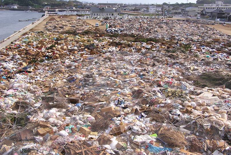写真：仮置きされた膨大な災害ごみ