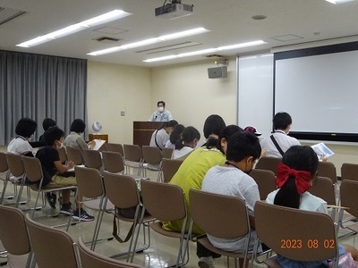 写真:水島清掃工場の説明の様子