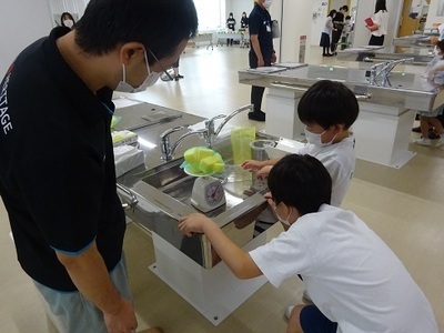 写真:はかりを使う様子