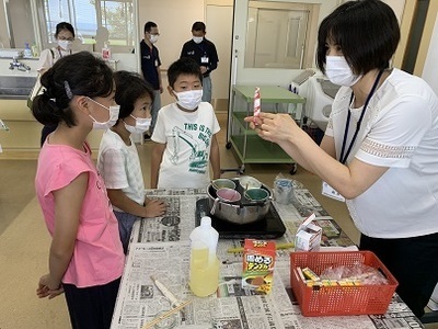 写真:キャンドル作り
