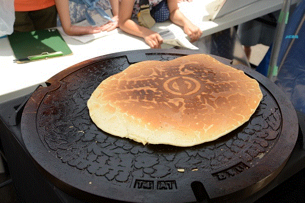 写真：ホットケーキを焼いている様子