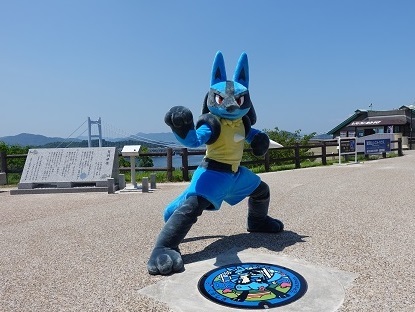 写真：設置された 『ポケふた』 とルカリオ.