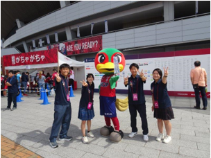 写真：ファジ丸と一緒にPR活動