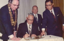 photo: official signing ceremony attended by Kurashiki Mayor and Christchurch Mayor 01