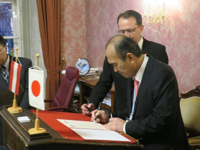 写真：友好の公式証明書に署名する梶田議長