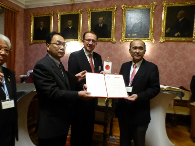 写真：友好の公式証明書を掲げる小川会長、シュタードゥラー市長、梶田議長