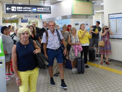 写真:新倉敷駅でお出迎えの様子