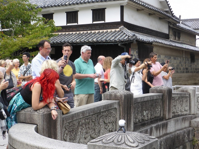 写真:美観地区を散策する様子