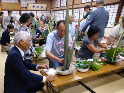 写真:生け花に挑戦するシュタードゥラー市長