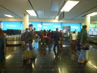 写真：現地空港到着