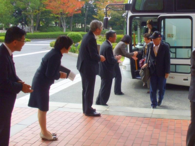 写真:倉敷市役所へ到着。倉敷市幹部の皆さんがお出迎え