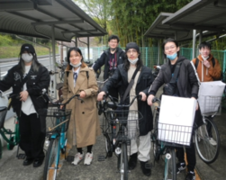 写真：留学生への中古自転車交付1