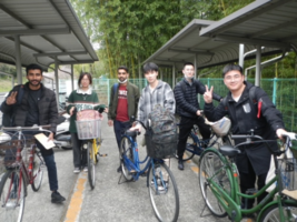 写真：留学生への中古自転車交付2