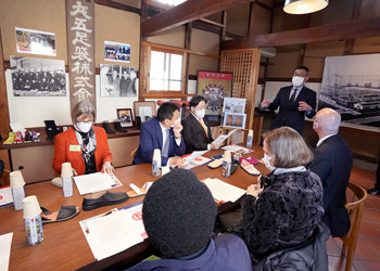 写真：丸五　蔵での説明