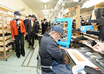 写真：丸五　工場見学
