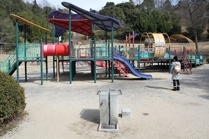 写真：幼児が遊べる大型複合遊具