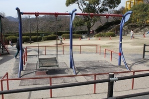 写真：幼児用の小さなブランコ