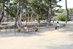 写真：幼児用2連ブランコ