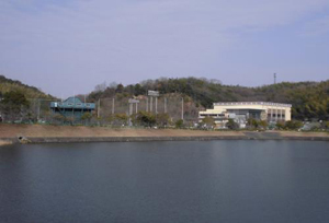 写真:高津池側から見た体育館