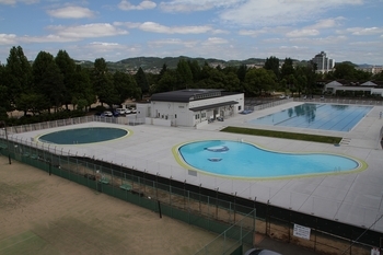 写真：大小2つの補助プール