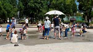 写真：噴水を浴びる子ども達