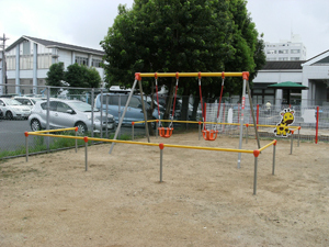 写真：幼児用の2連ブランコ