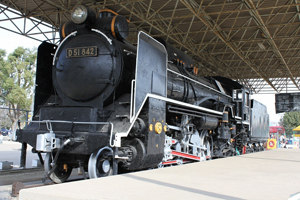 写真：黒塗装された蒸気機関車
