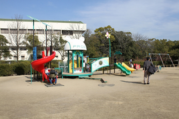 写真：幼児用の複合遊具