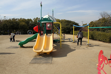 写真：すべり面4本ある複合遊具