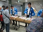 写真:球根配布