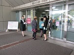 写真:入口2名の森の応援スタッフ