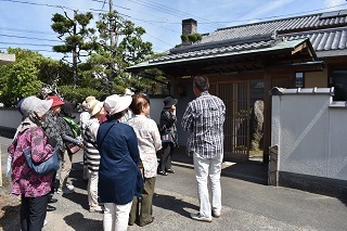 写真：門より