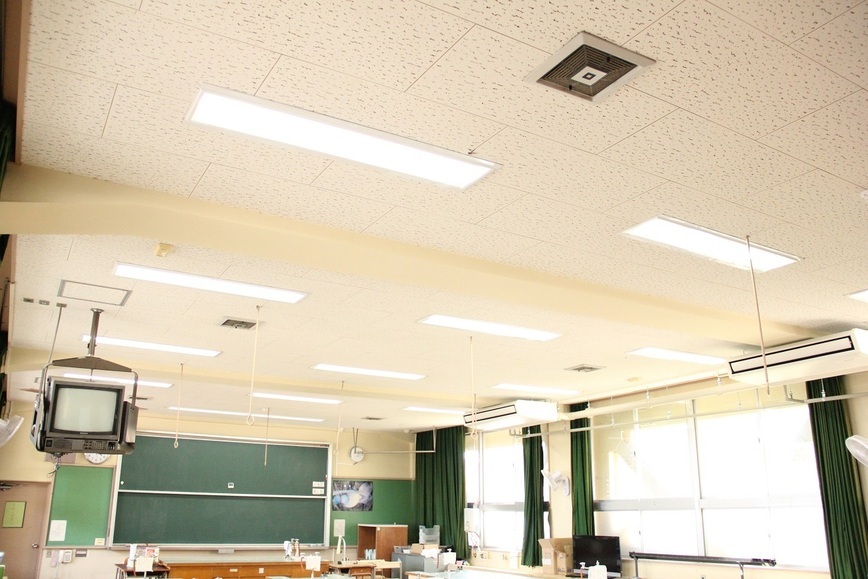 写真：児島中学校中校舎理科室